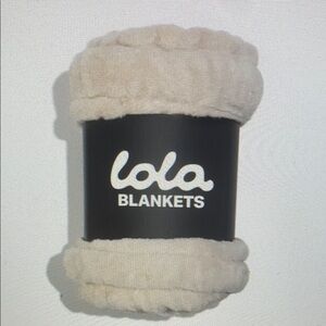 Antique Ivory Lola Blanket Medium